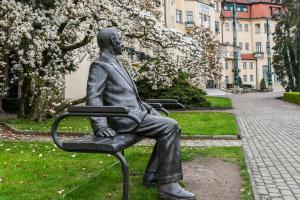 SOCHA ĽUDOVÍTA WINTERA JE POŠKODENÁ
