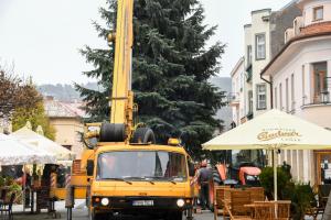 VIANOČNÝ STROMČEK UŽ ZDOBÍ CENTRUM MESTA