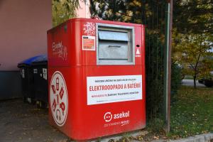 ČERVENO-BIELE KONTAJNERY V NAŠOM MESTE