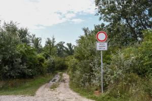 NA VSTUPOCH DO LIDA PRIBUDLI DOPRAVNÉ ZÁKAZOVÉ ZNAČKY