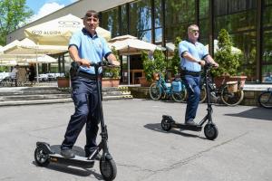 DO VÝBAVY MESTSKEJ POLÍCIE PRIBUDLI ELEKTRICKÉ KOLOBEŽKY