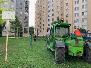 SLUŽBY MESTA PIEŠŤANY OPRAVUJÚ DETSKÉ IHRISKÁ