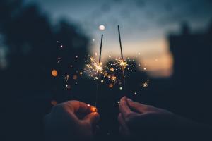 PRI MANIPULÁCII S PYROTECHNIKOU DBAJTE NA BEZPEČNOSŤ