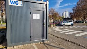 NOVÉ TOALETY NA TRHOVISKU A CINTORÍNE