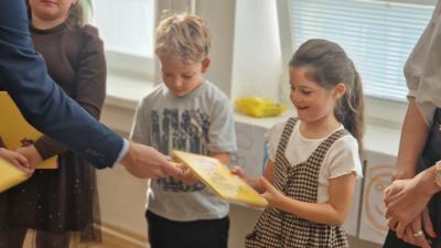 Prváci v Piešťanoch dostali knižku na svoju prvú školskú cestu (23. septembra)