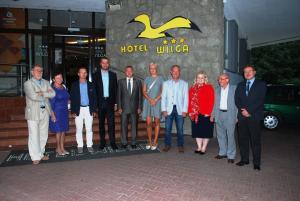Zľava - A. Piechocki -  predseda združenia pre zahraničné styky, A. Koenig -  riaditeľka odboru školstva, kultúry, športu a turistiky MsÚ,  A. Klucz -  predseda MsZ Ustroň, M. Tamajka - primátor Piešťan,  I. Szarzec - primátor Ustrone, A. Rottermund - pod