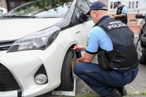 NA PARKOVANIE V MESTE DOHLIADA PARKOVACIA SLUŽBA