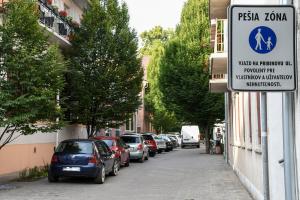 Z PRIBINOVEJ ULICE SA STÁVA PEŠIA ZÓNA, PARKOVANIE TAM BUDE ZAKÁZANÉ